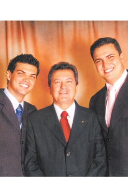 De minha particular estima e admiração: papai Clóvis e filhos Gustavo e Plínio Parra (e mamãe Regina, ausente na foto, também)
